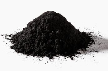 Carbón vexetal en café con leite negro